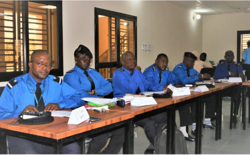  LUTTE CONTRE LA FALSIFICATION DE DOCUMENTS À L’AÉROPORT INTERNATIONAL DE BAMAKO : 15 policiers du Commissariat Spécial de la Police de l’Air et des Frontières outillés par la Police des Nations Unies